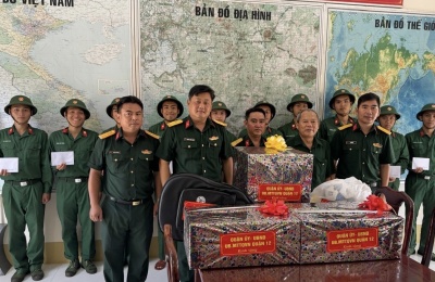 Lãnh đạo quận thăm và động viên chiến sĩ mới nhập ngũ năm 2025
