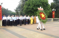 Dâng hoa, dâng hương tưởng nhớ các anh hùng liệt sĩ